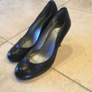 Tahari Pumps